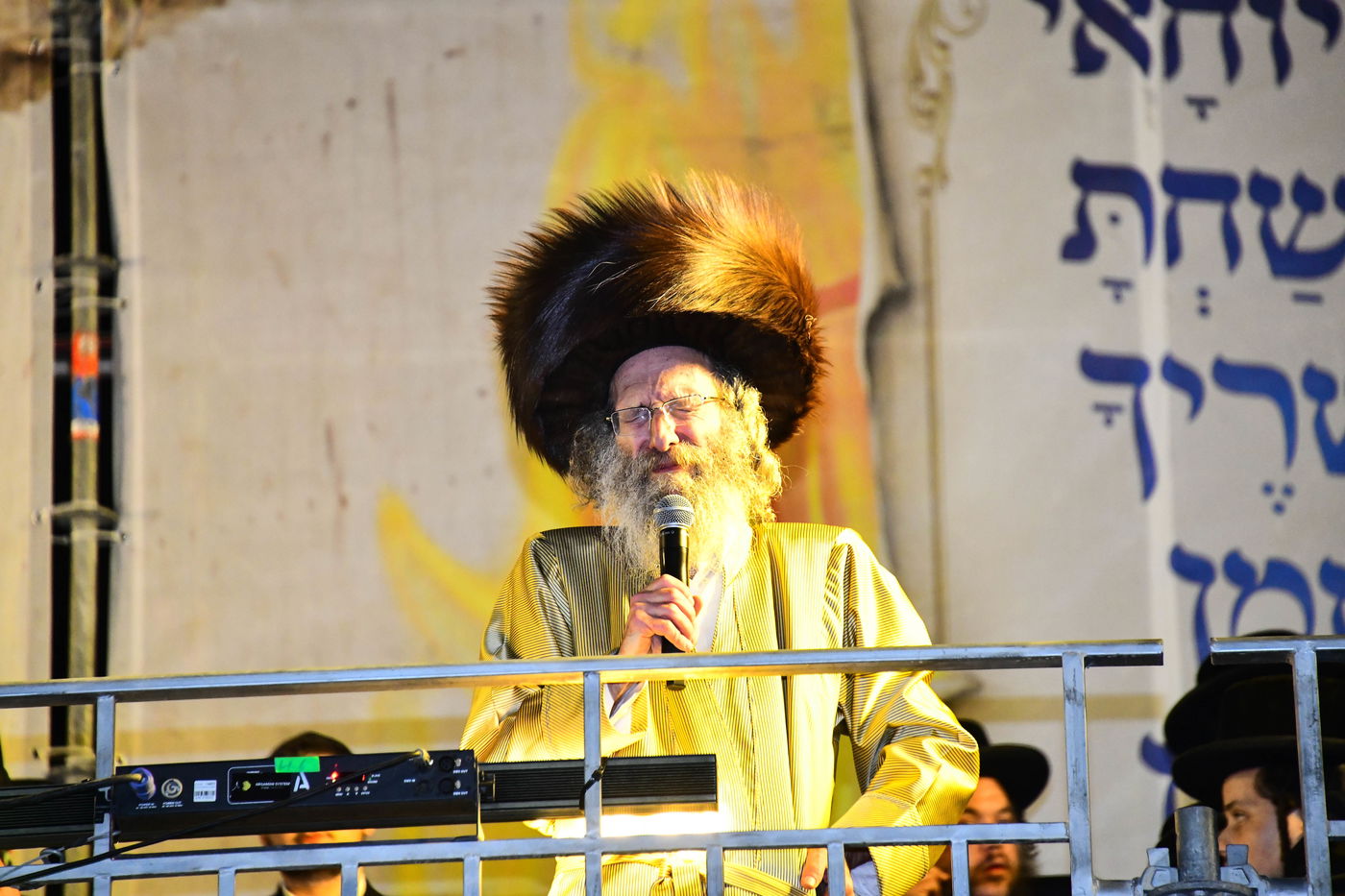 הרה"צ רבי אלימלך בידרמן בהדלקה ל"ג בעומר