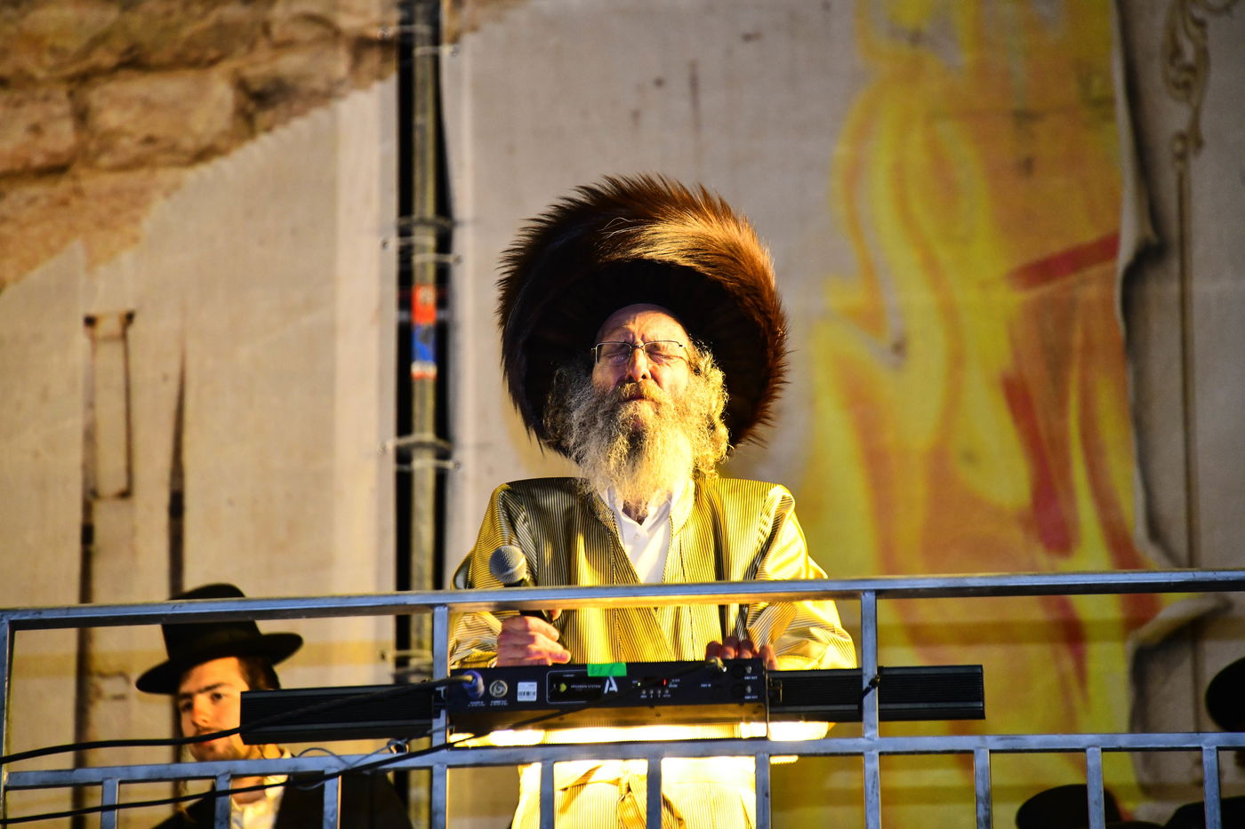 הרה"צ רבי אלימלך בידרמן בהדלקה ל"ג בעומר