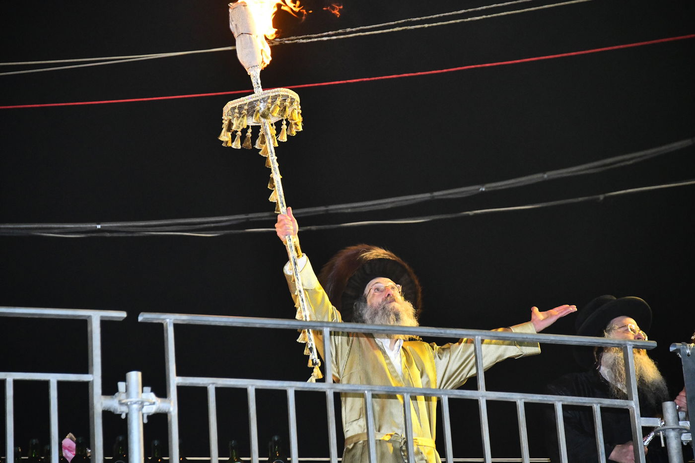 הרה"צ רבי אלימלך בידרמן בהדלקה ל"ג בעומר