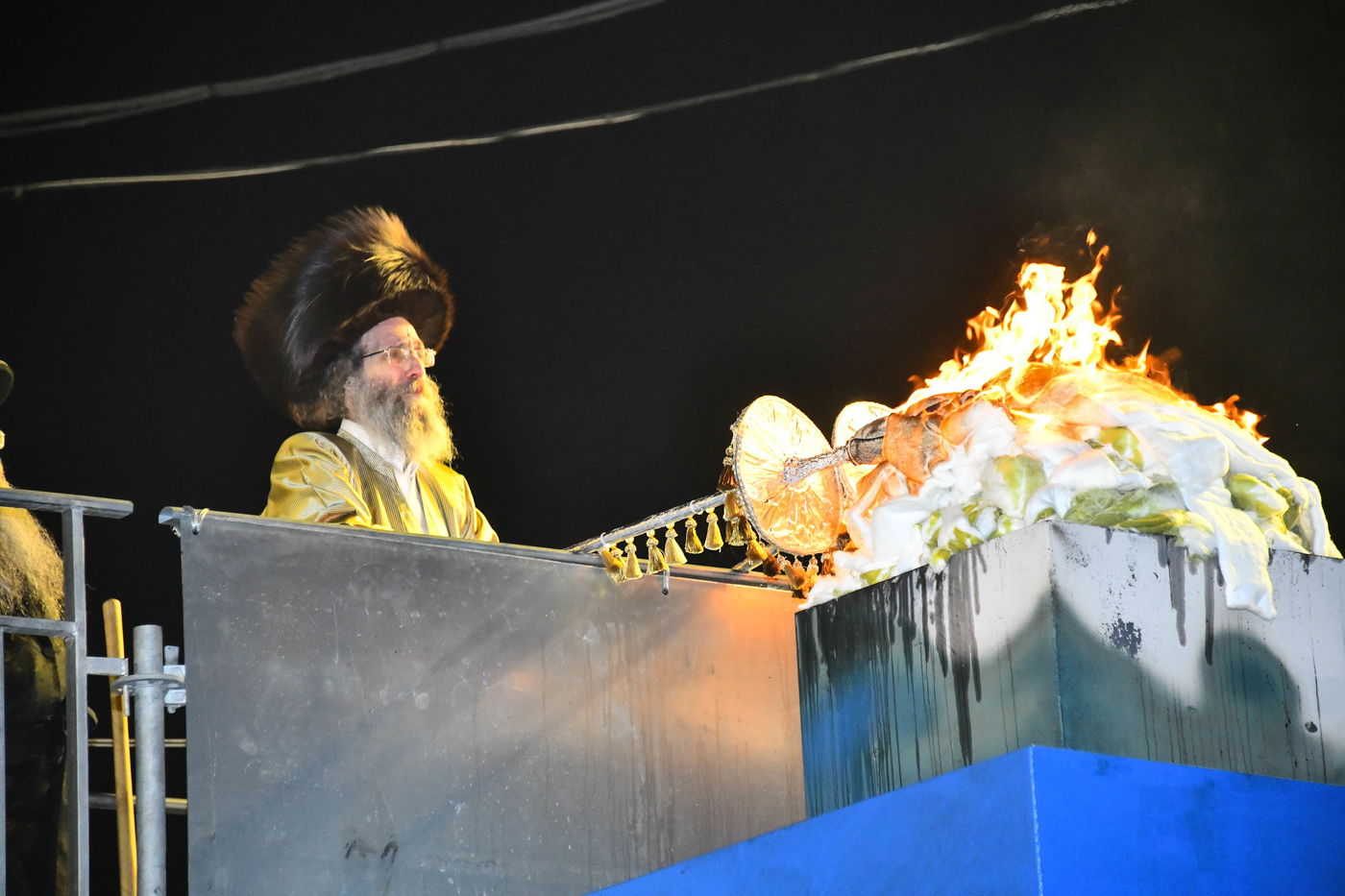 הרה"צ רבי אלימלך בידרמן בהדלקה ל"ג בעומר