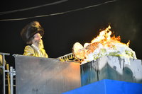 הרה"צ רבי אלימלך בידרמן בהדלקה ל"ג בעומר