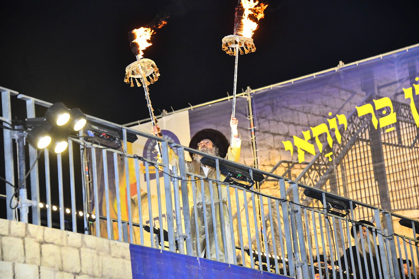 הרה"צ רבי אלימלך בידרמן בהדלקה ל"ג בעומר