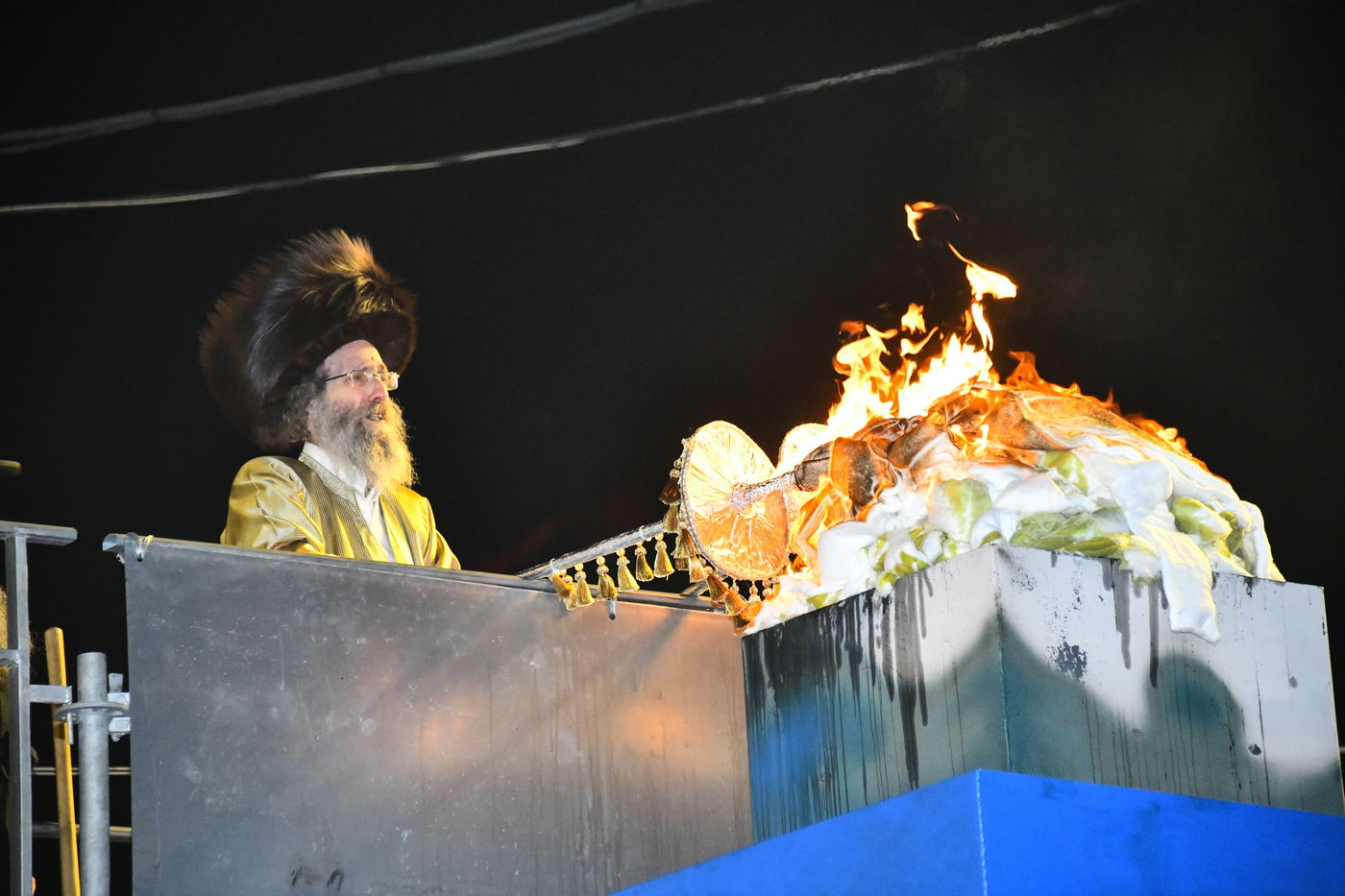 הרה"צ רבי אלימלך בידרמן בהדלקה ל"ג בעומר