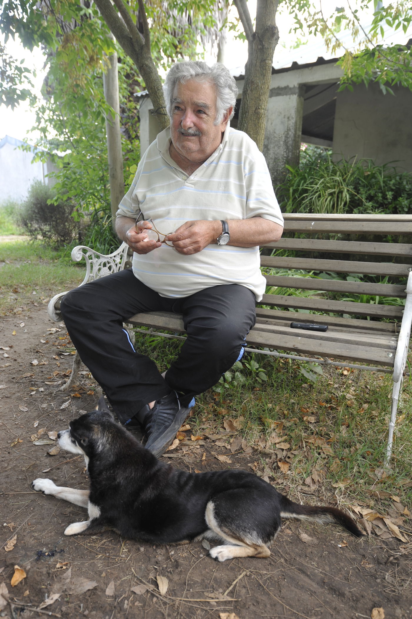 חוסה מוחיקה בביתו לצד כלבתו חסרת הרגל מנואלה