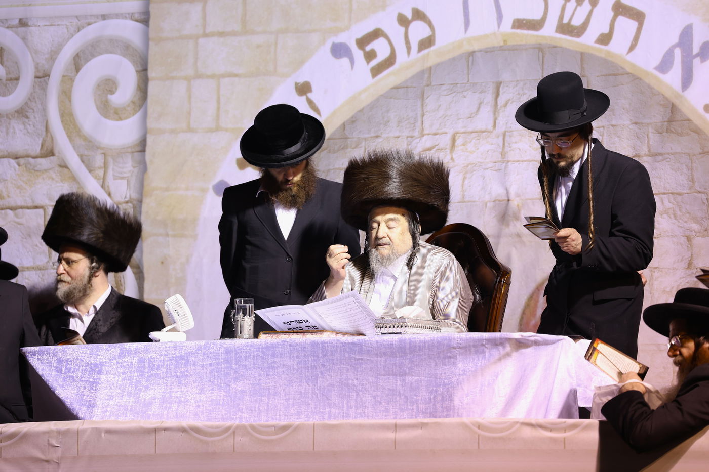 הגה"צ רבי יעקב מאיר שכטר בהדלקה ל"ג בעומר