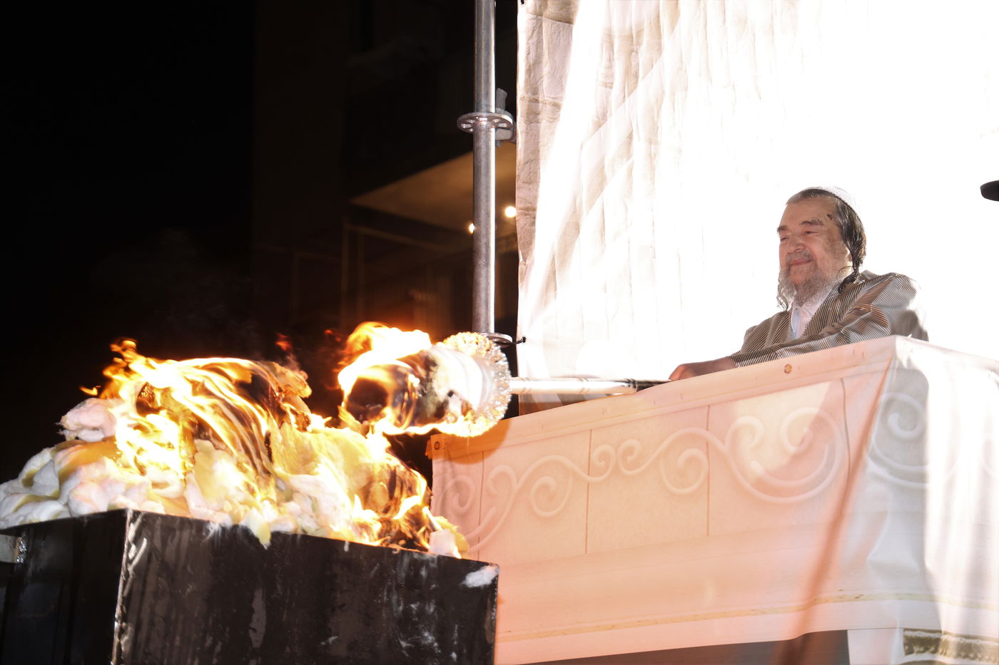 הגה"צ רבי יעקב מאיר שכטר בהדלקה ל"ג בעומר