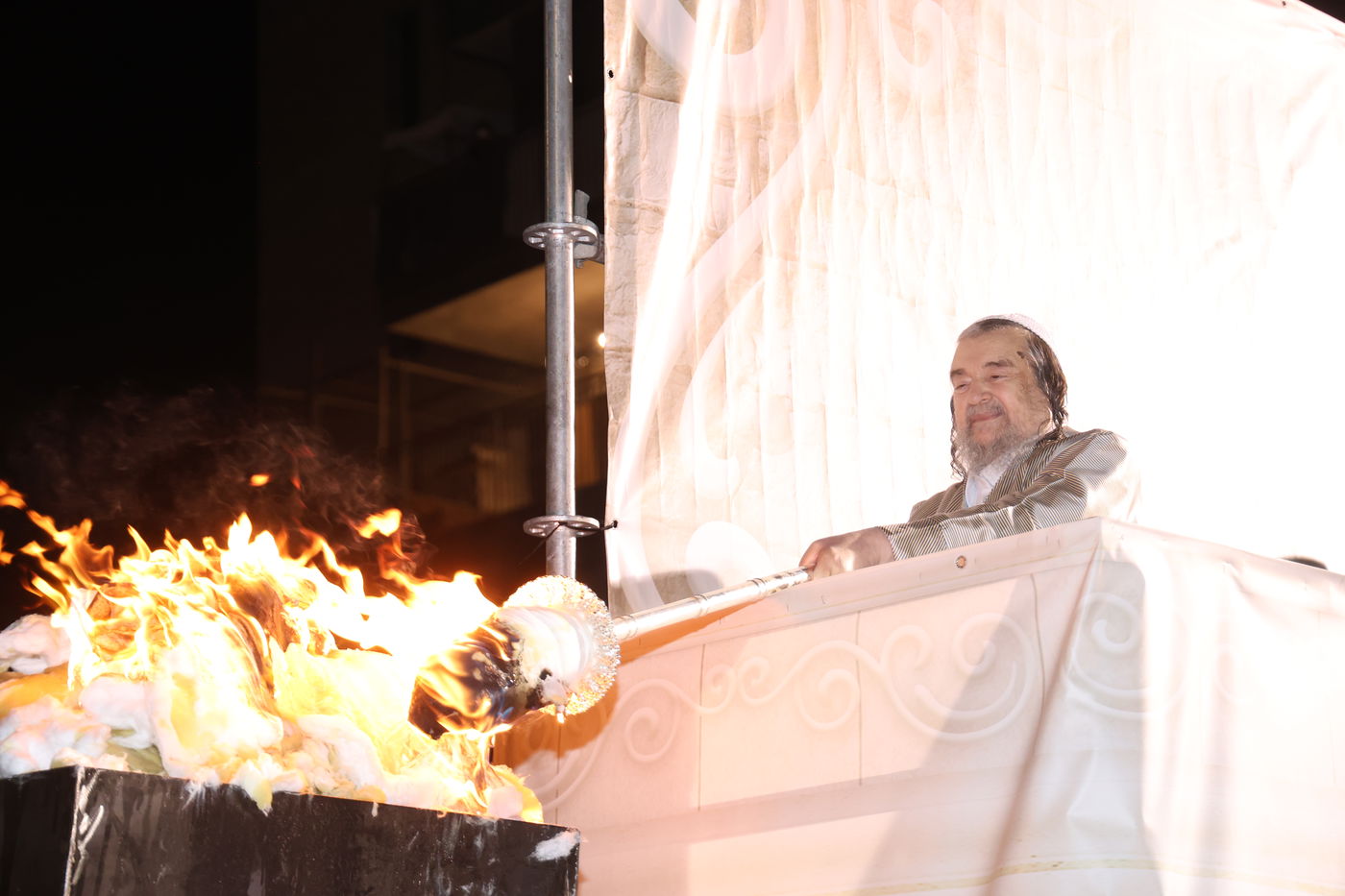 הגה"צ רבי יעקב מאיר שכטר בהדלקה ל"ג בעומר