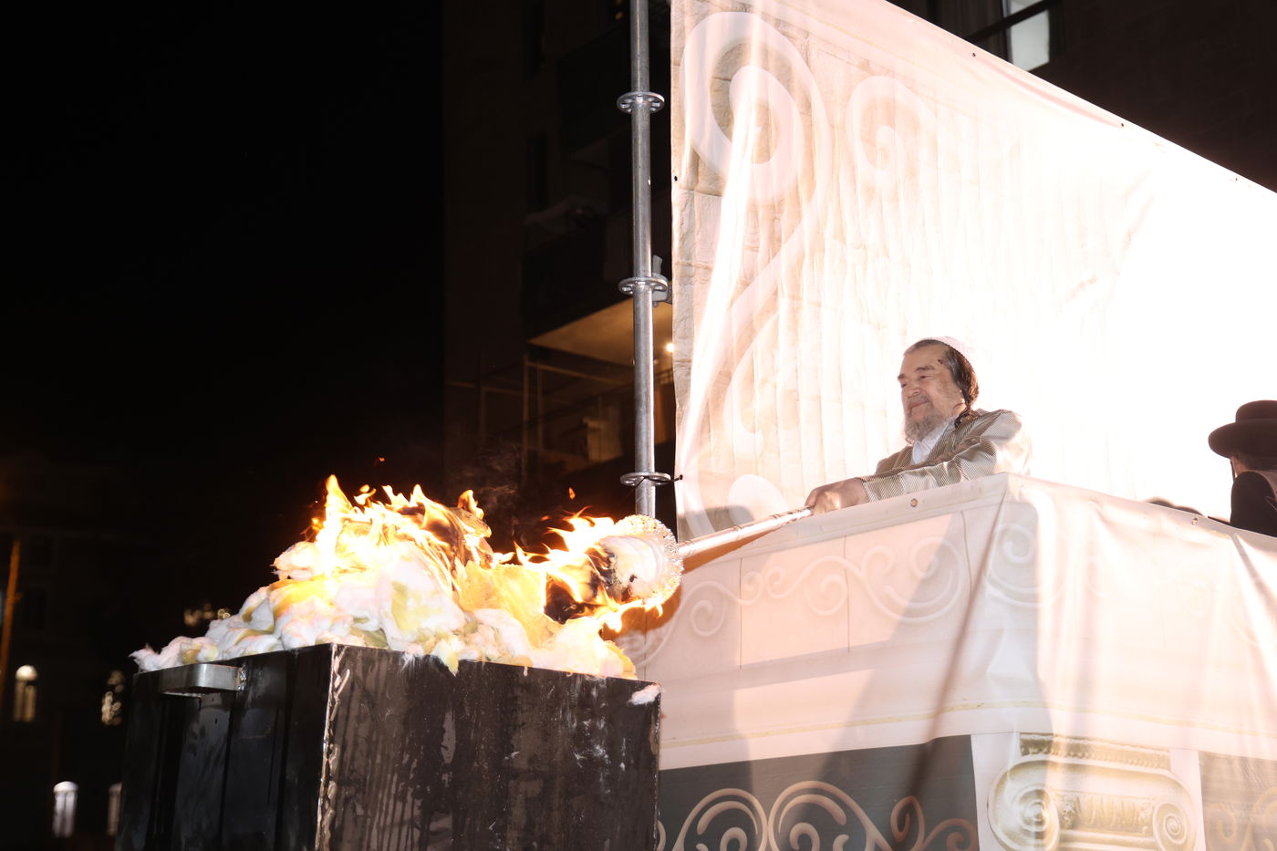 הגה"צ רבי יעקב מאיר שכטר בהדלקה ל"ג בעומר