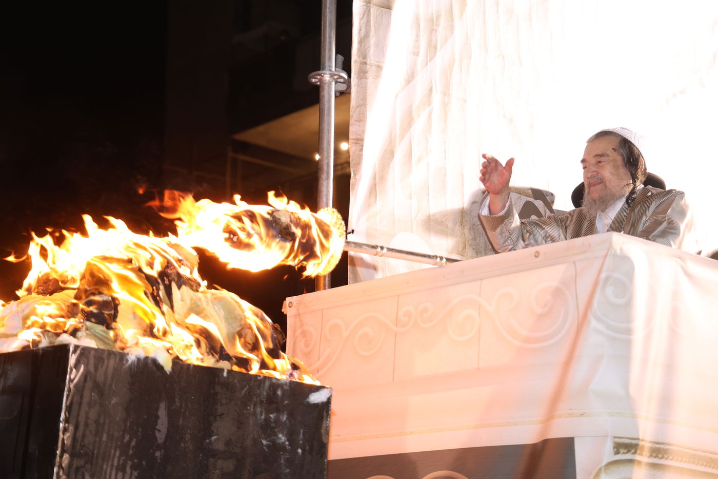 הגה"צ רבי יעקב מאיר שכטר בהדלקה ל"ג בעומר