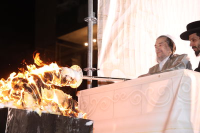 הגה"צ רבי יעקב מאיר שכטר בהדלקה ל"ג בעומר