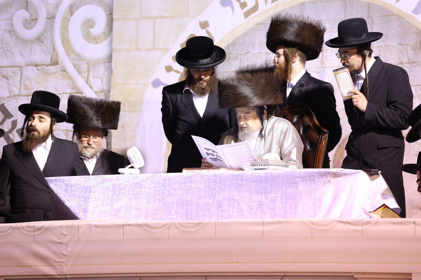 הגה"צ רבי יעקב מאיר שכטר בהדלקה ל"ג בעומר