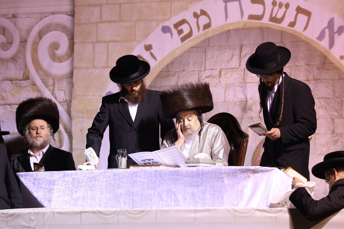 הגה"צ רבי יעקב מאיר שכטר בהדלקה ל"ג בעומר