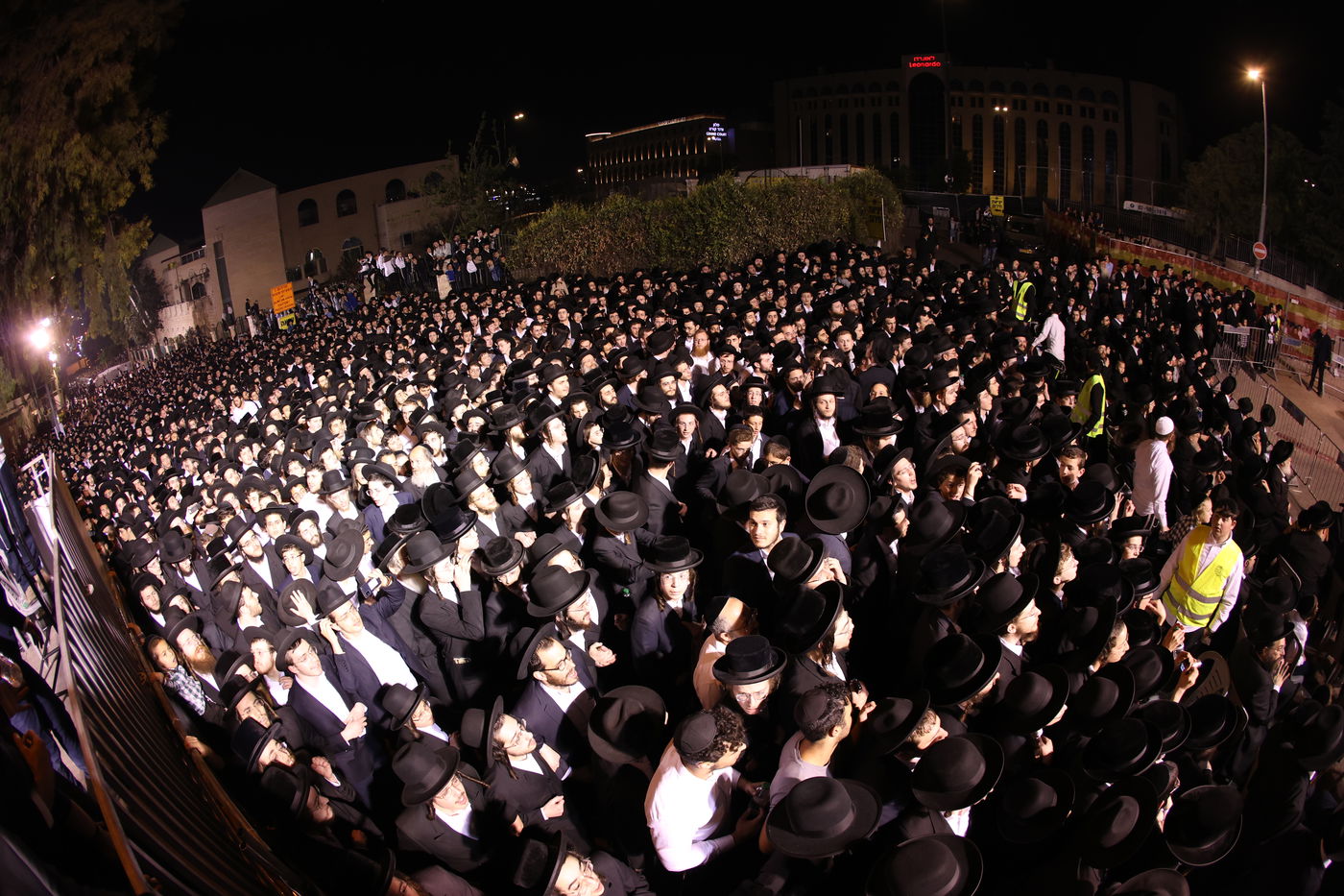 הגה"צ רבי יעקב מאיר שכטר בהדלקה ל"ג בעומר