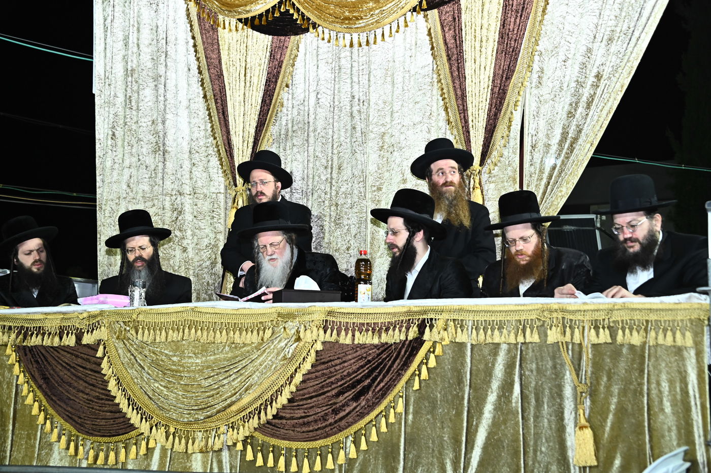 האדמו"ר ממודז'יץ בהדלקה ל"ג בעומר