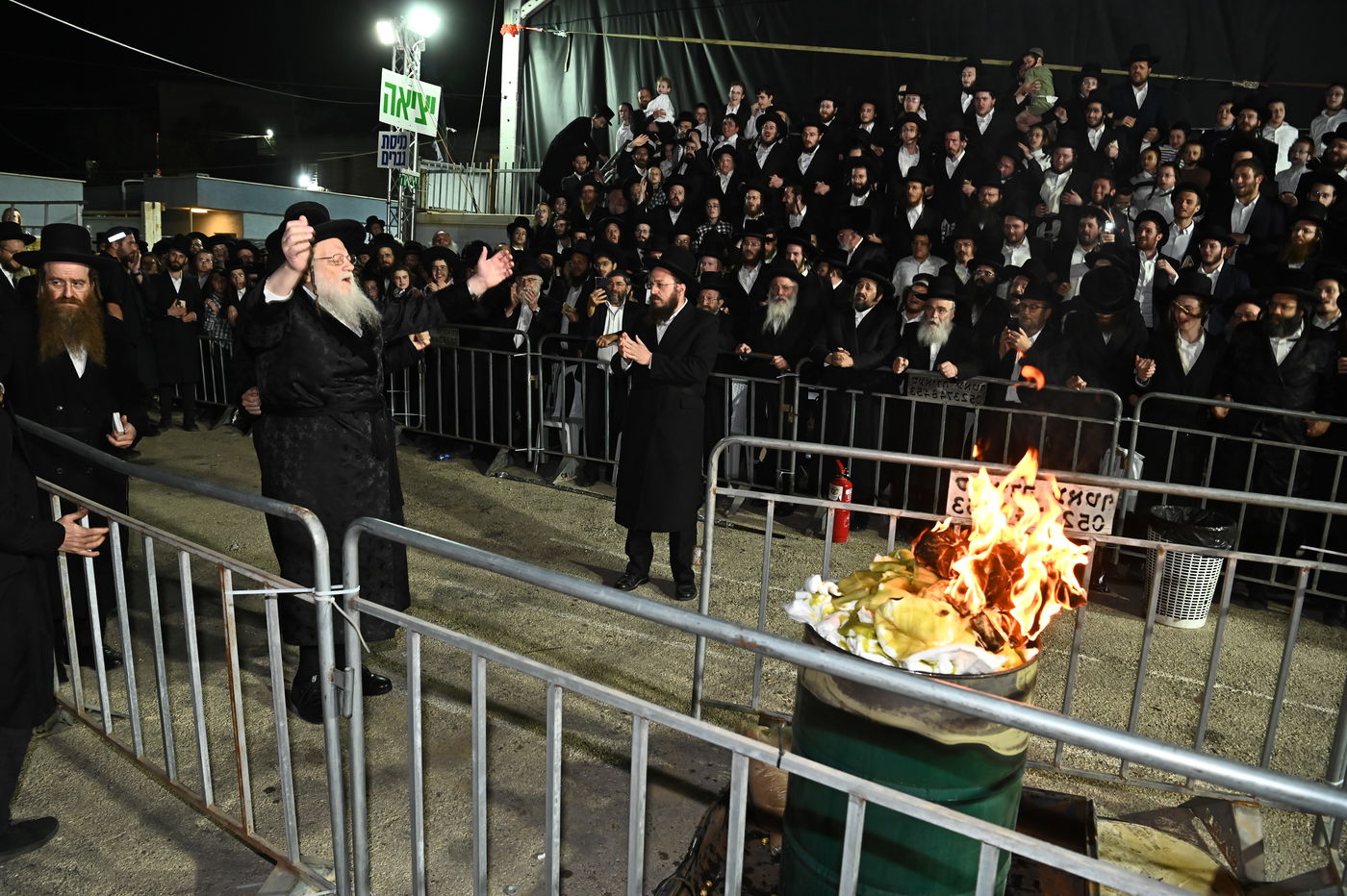 האדמו"ר ממודז'יץ בהדלקה ל"ג בעומר