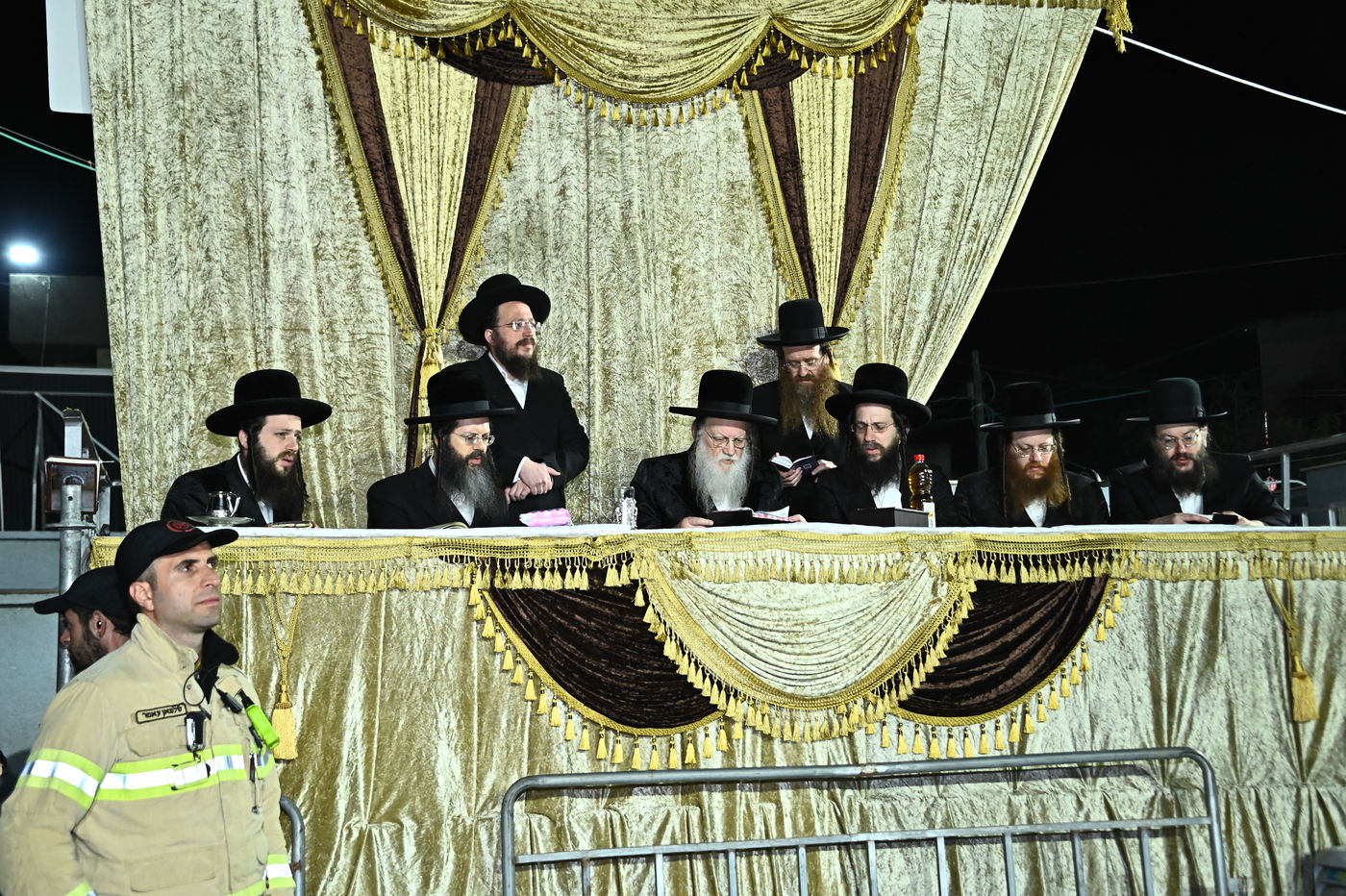 האדמו"ר ממודז'יץ בהדלקה ל"ג בעומר