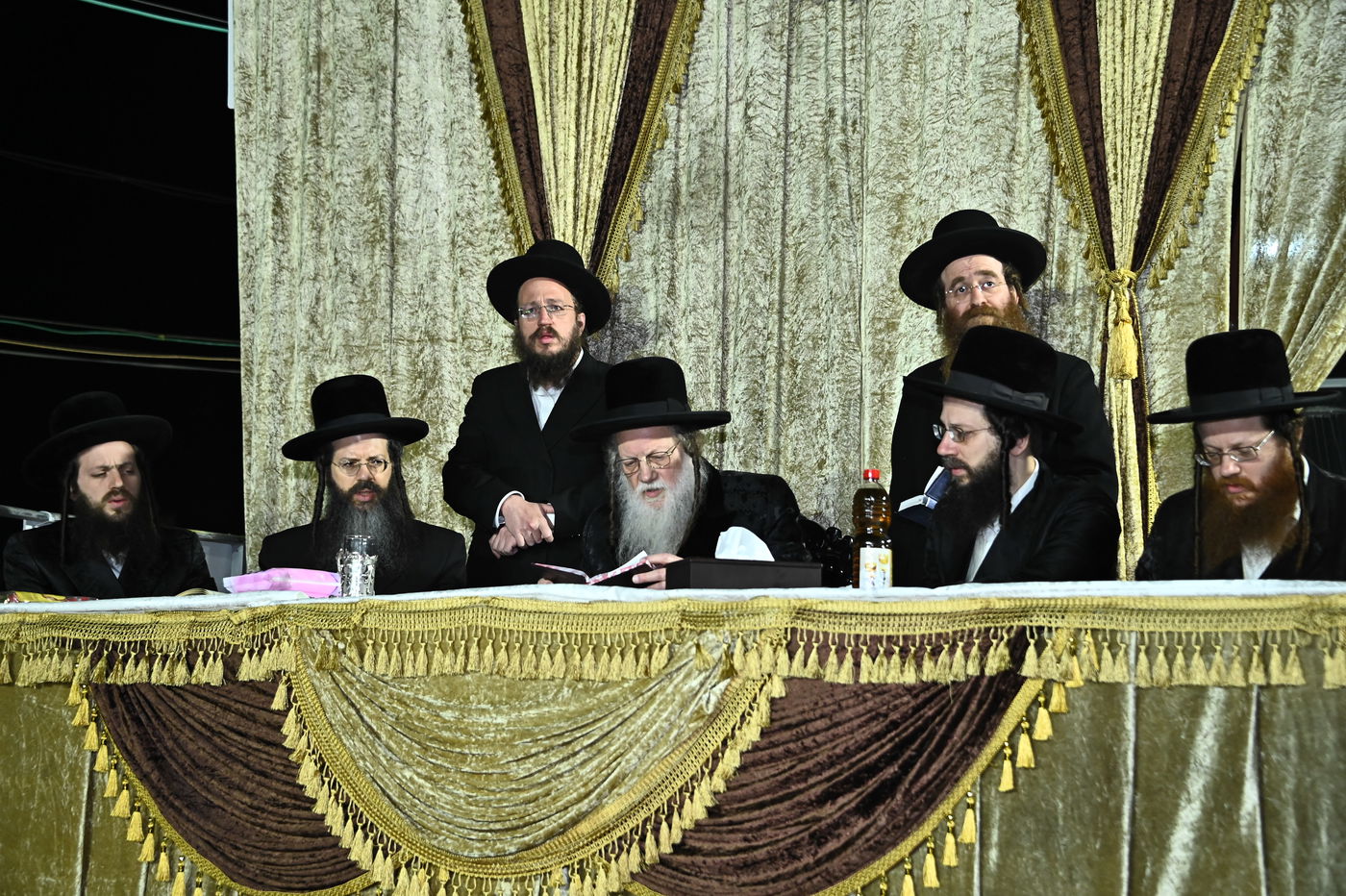 האדמו"ר ממודז'יץ בהדלקה ל"ג בעומר