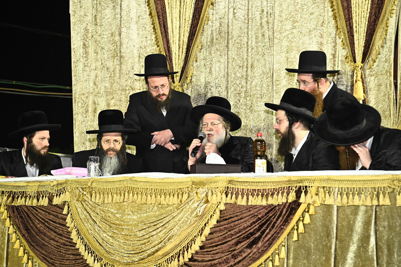 האדמו"ר ממודז'יץ בהדלקה ל"ג בעומר