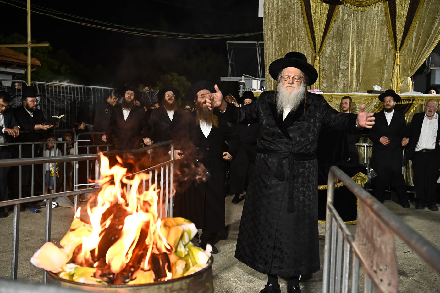 האדמו"ר ממודז'יץ בהדלקה ל"ג בעומר