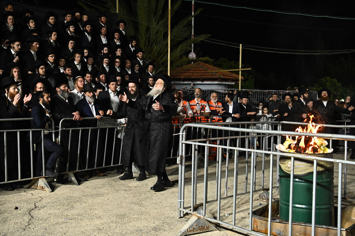 האדמו"ר ממודז'יץ בהדלקה ל"ג בעומר