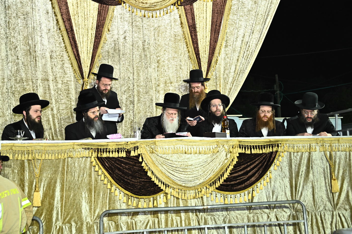 האדמו"ר ממודז'יץ בהדלקה ל"ג בעומר