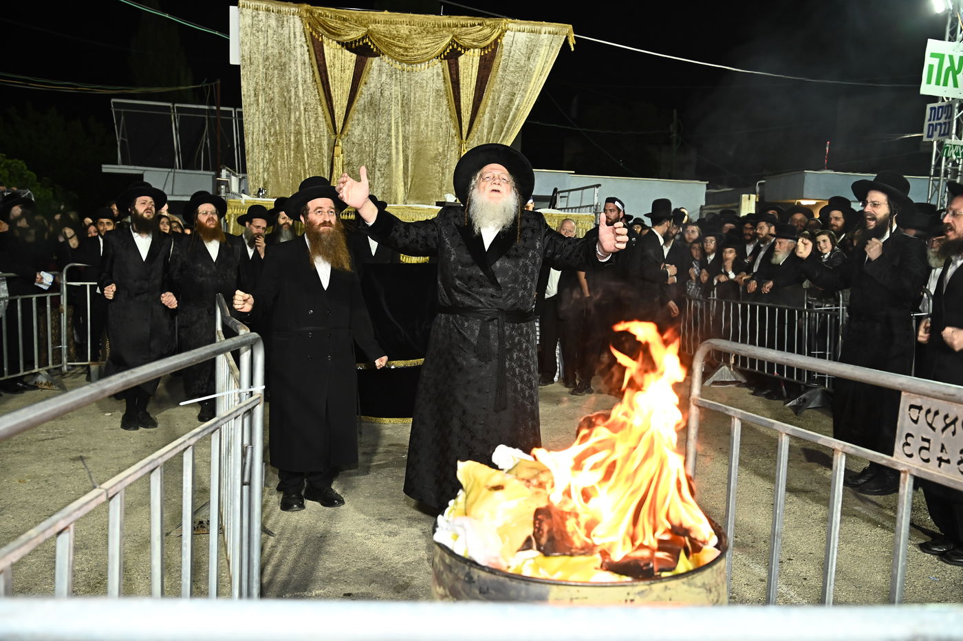 האדמו"ר ממודז'יץ בהדלקה ל"ג בעומר