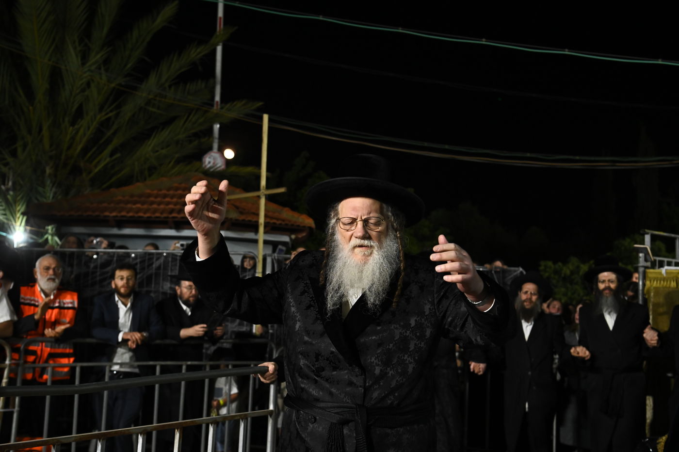 האדמו"ר ממודז'יץ בהדלקה ל"ג בעומר