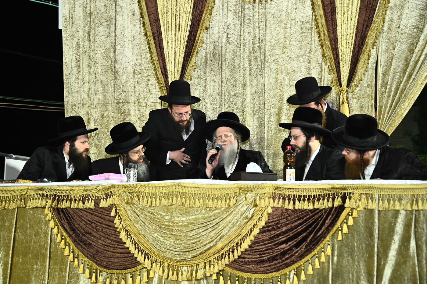 האדמו"ר ממודז'יץ בהדלקה ל"ג בעומר