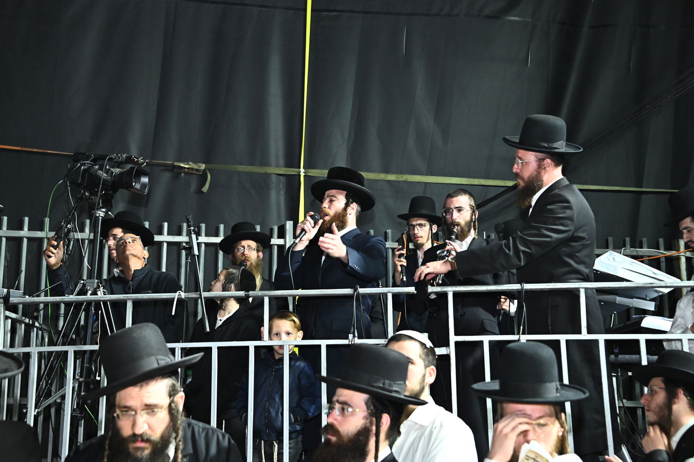 האדמו"ר ממודז'יץ בהדלקה ל"ג בעומר