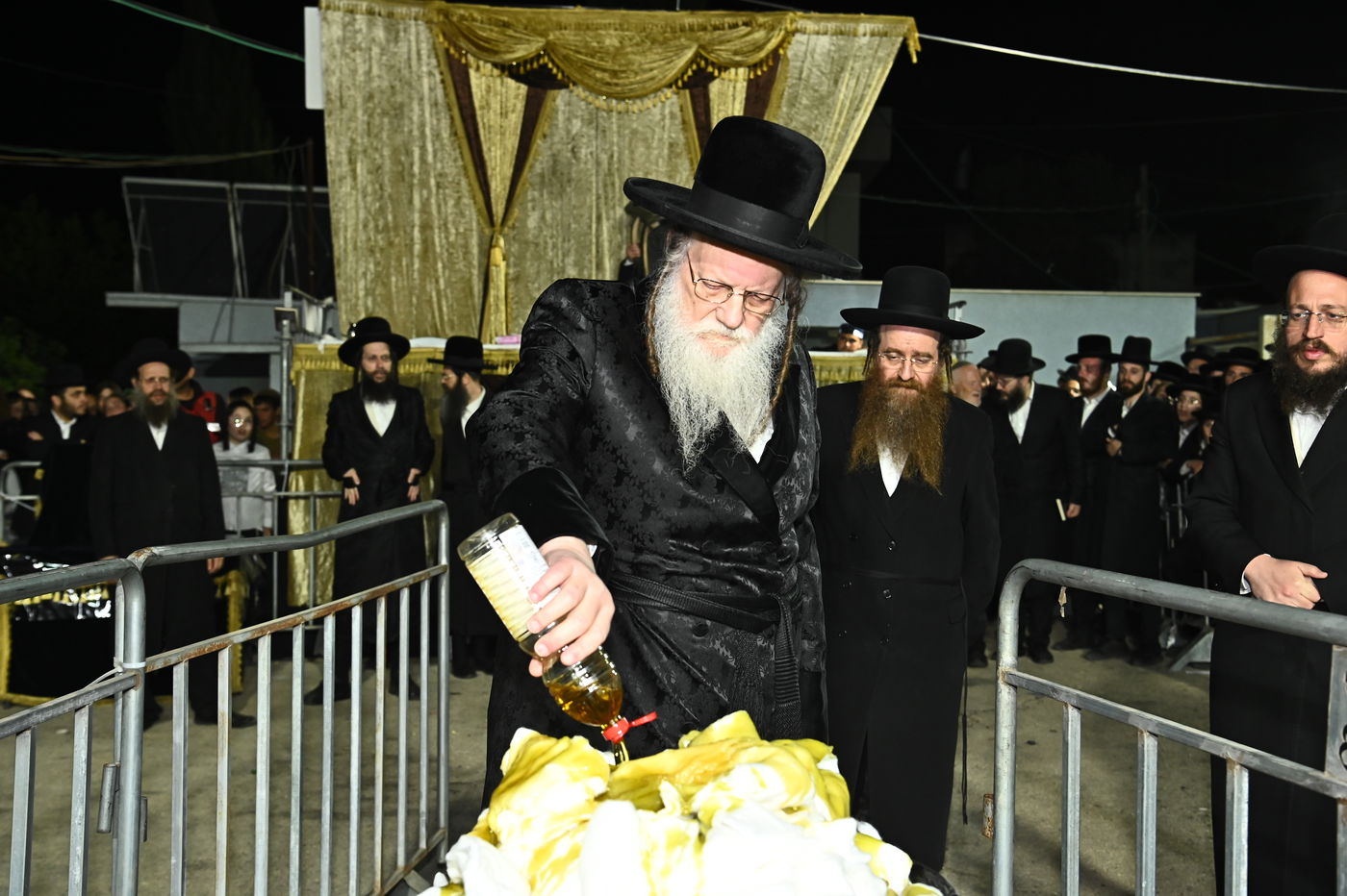 האדמו"ר ממודז'יץ בהדלקה ל"ג בעומר