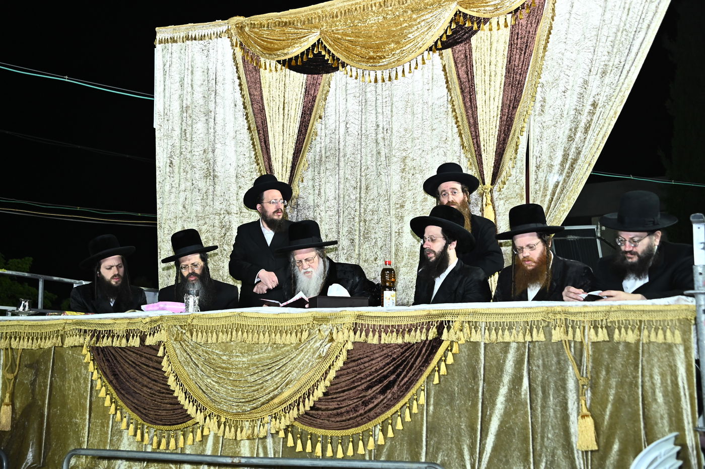 האדמו"ר ממודז'יץ בהדלקה ל"ג בעומר