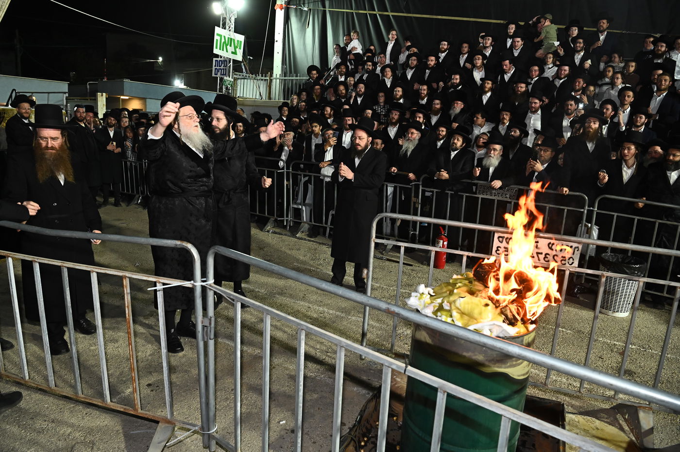 האדמו"ר ממודז'יץ בהדלקה ל"ג בעומר