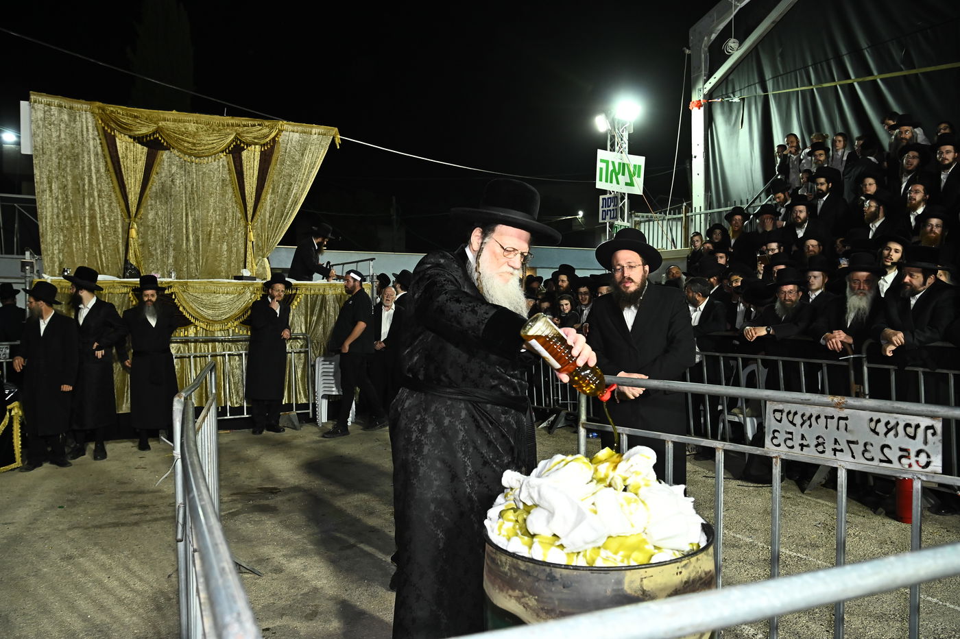 האדמו"ר ממודז'יץ בהדלקה ל"ג בעומר