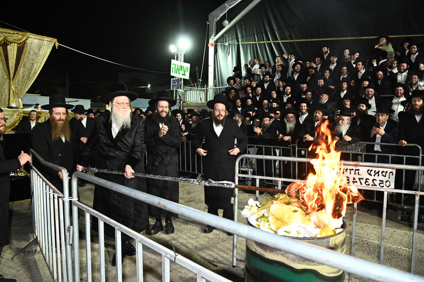 האדמו"ר ממודז'יץ בהדלקה ל"ג בעומר