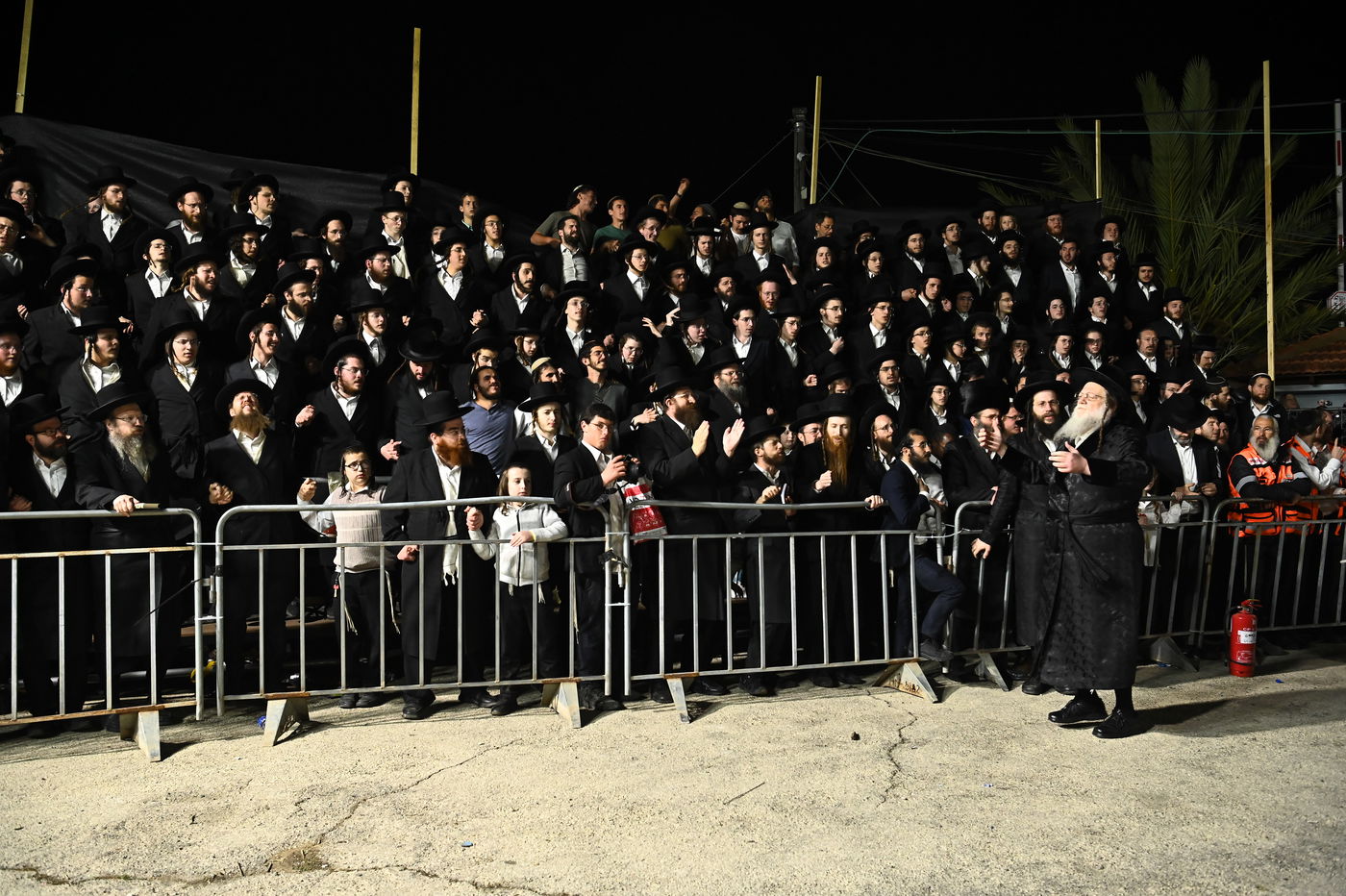 האדמו"ר ממודז'יץ בהדלקה ל"ג בעומר