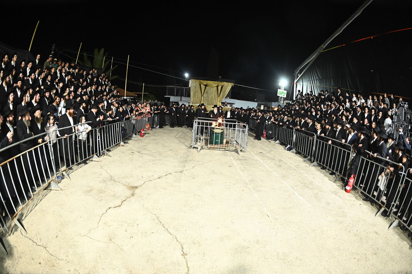 האדמו"ר ממודז'יץ בהדלקה ל"ג בעומר