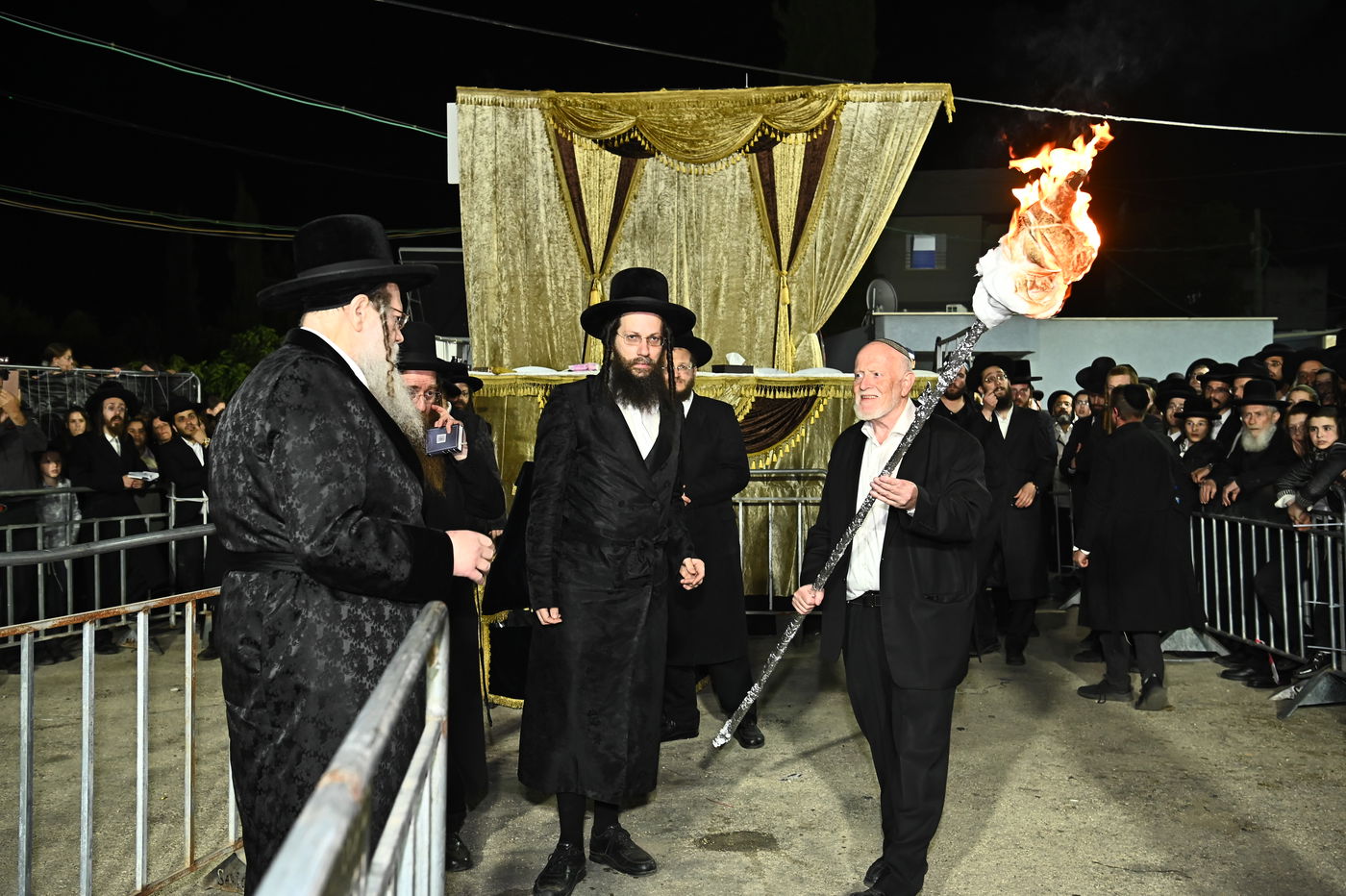 האדמו"ר ממודז'יץ בהדלקה ל"ג בעומר