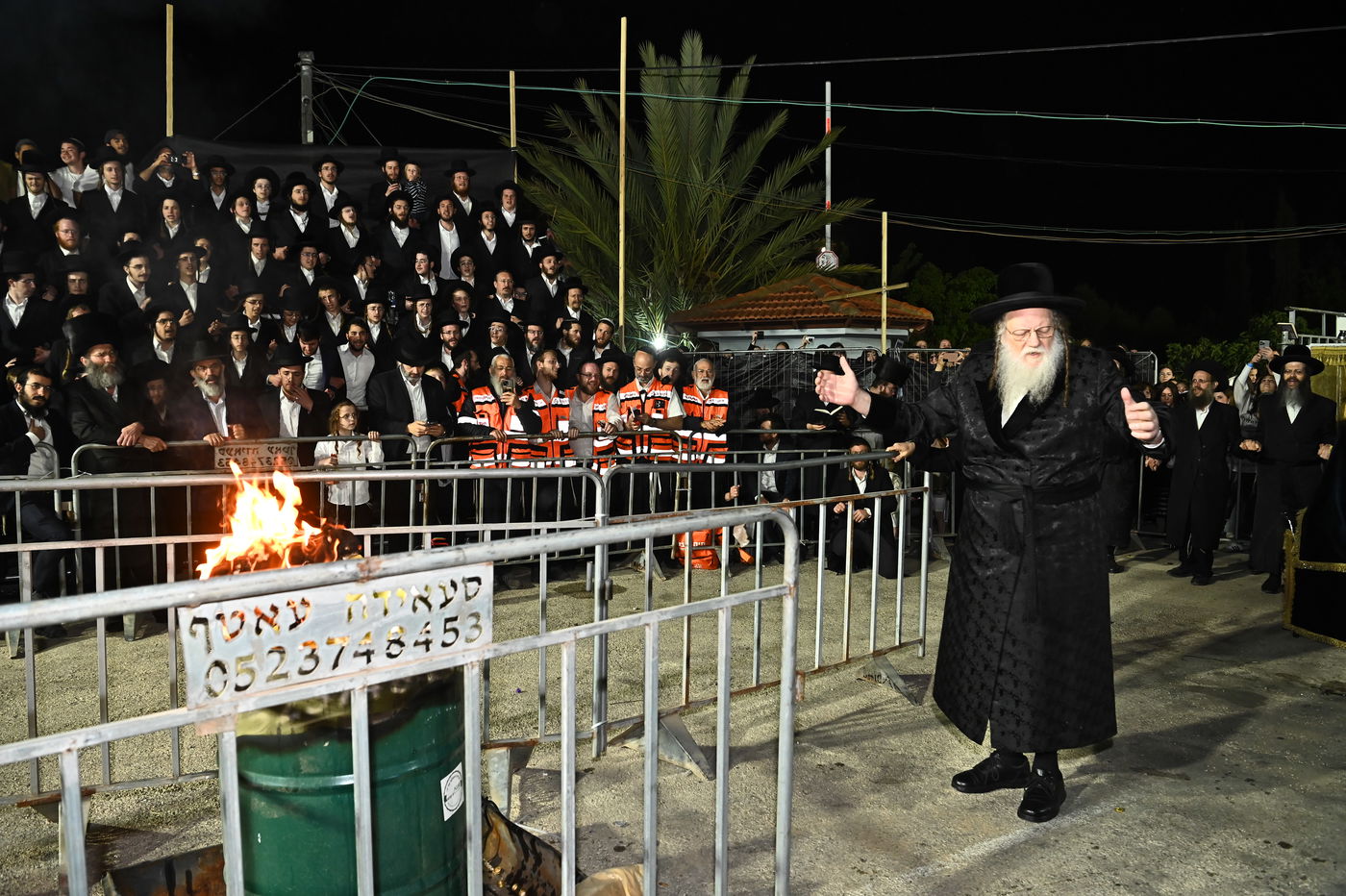 האדמו"ר ממודז'יץ בהדלקה ל"ג בעומר