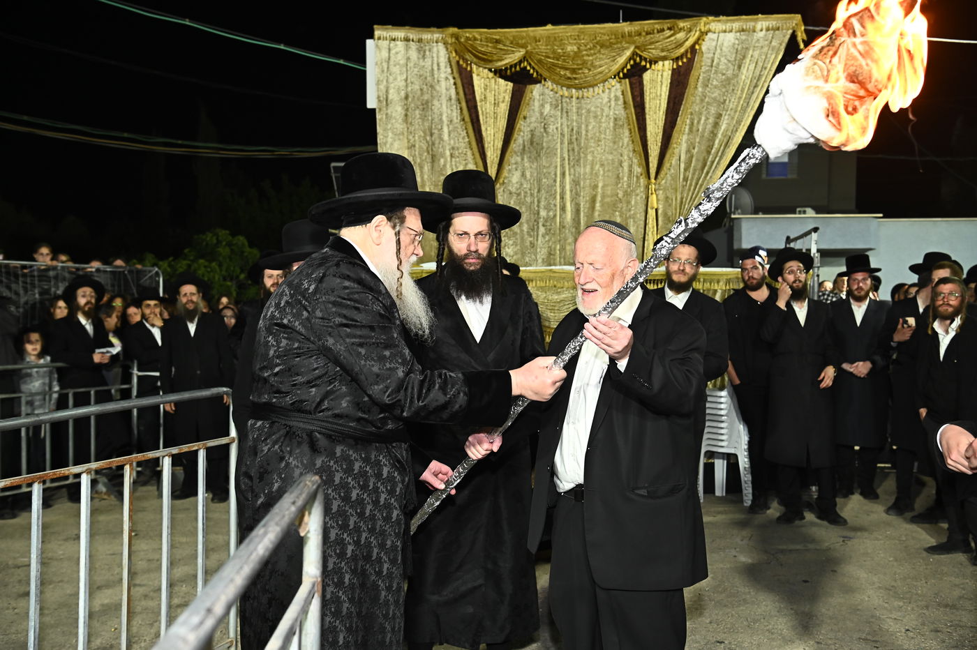 האדמו"ר ממודז'יץ בהדלקה ל"ג בעומר