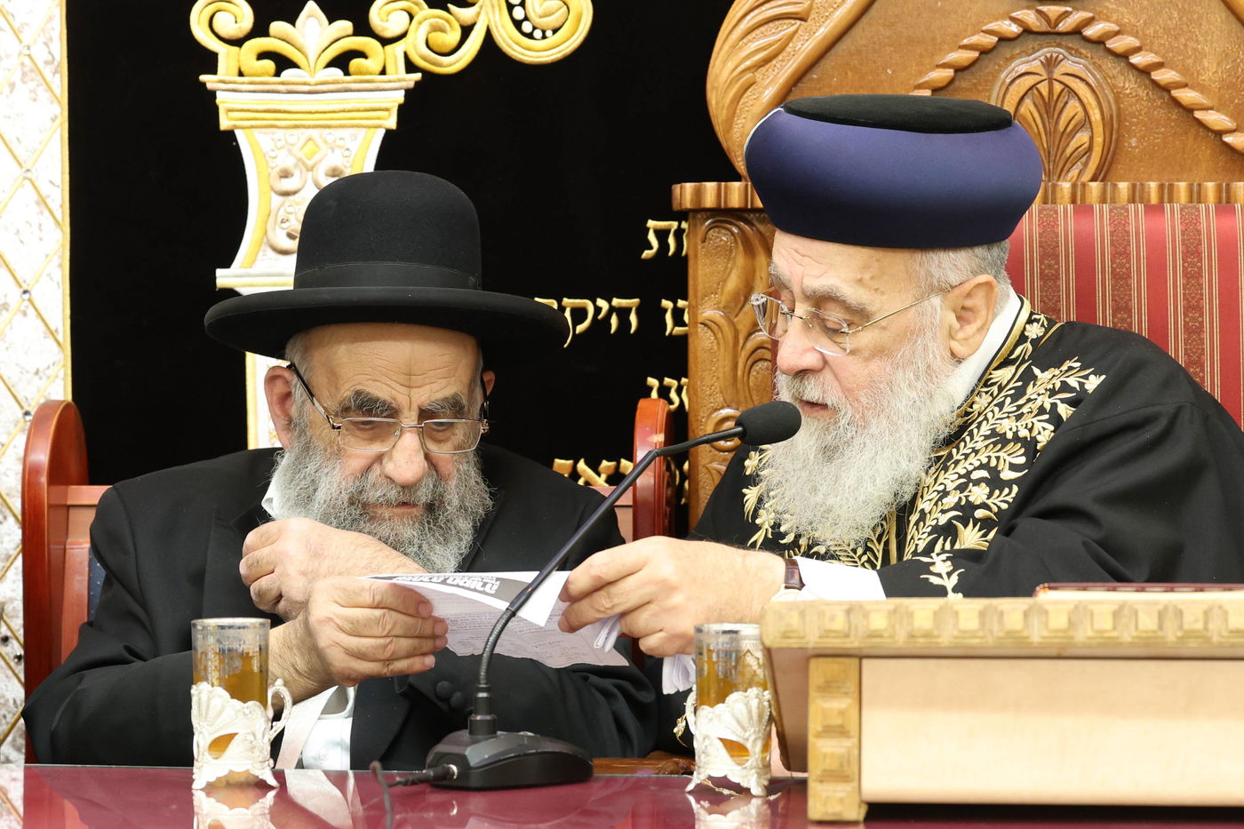 הראשל''צ הגאון רבי יצחק יוסף, בשיעורו השבועי בבית הכנסת היזדים