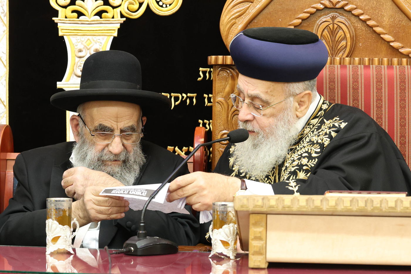 הראשל''צ הגאון רבי יצחק יוסף, בשיעורו השבועי בבית הכנסת היזדים