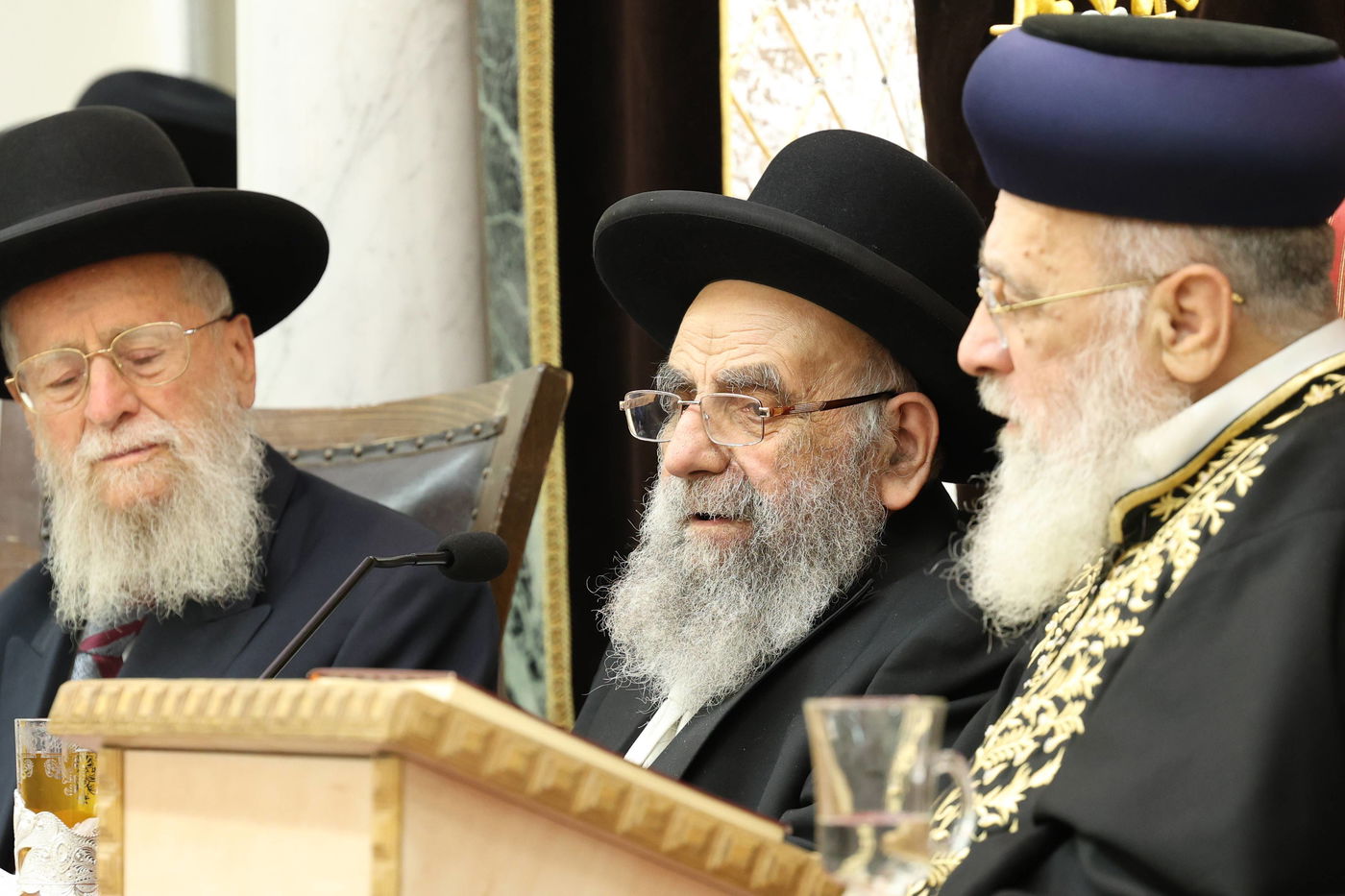 הראשל''צ הגאון רבי יצחק יוסף, בשיעורו השבועי בבית הכנסת היזדים