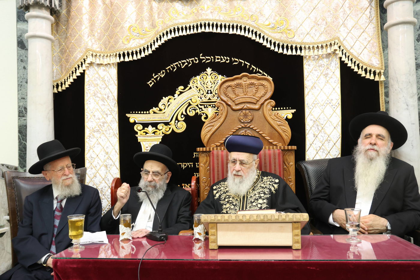 הראשל''צ הגאון רבי יצחק יוסף, בשיעורו השבועי בבית הכנסת היזדים