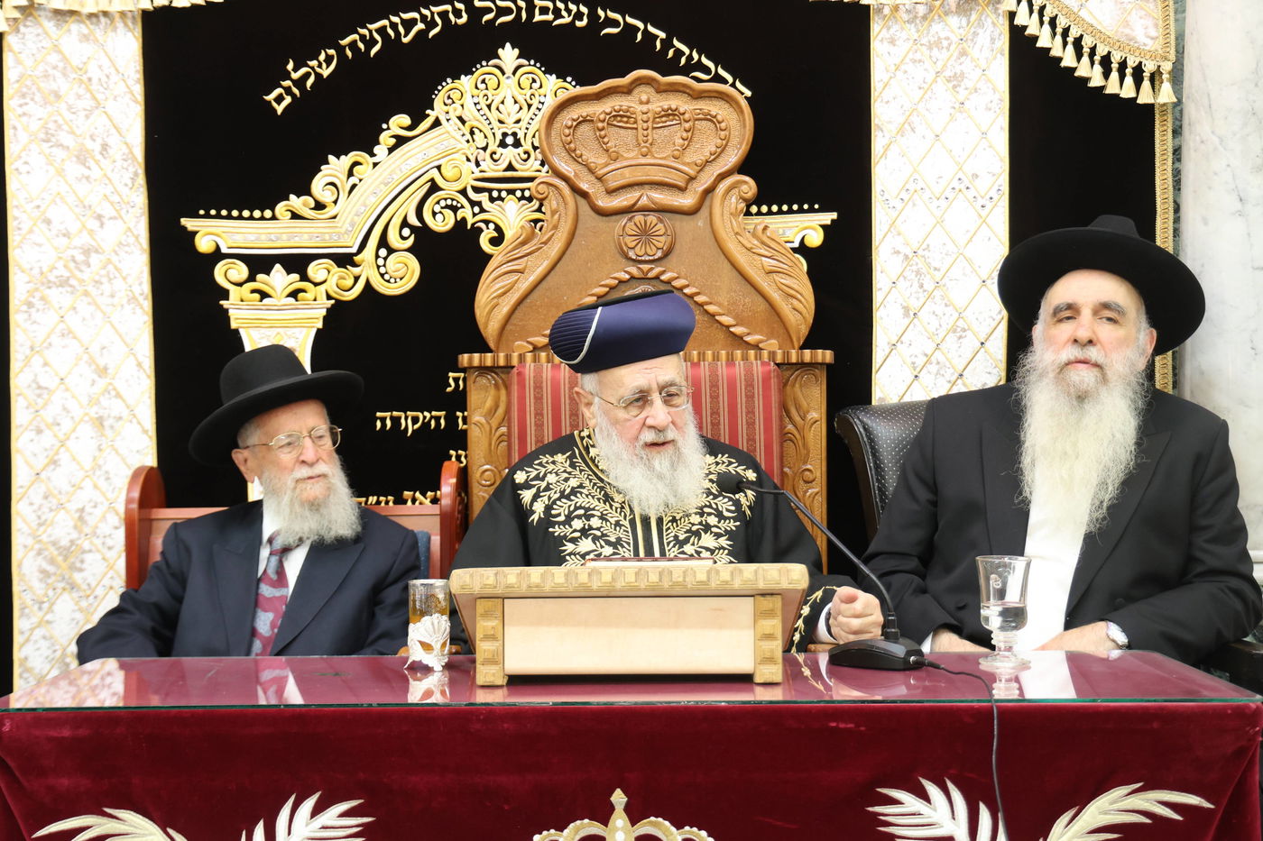 הראשל''צ הגאון רבי יצחק יוסף, בשיעורו השבועי בבית הכנסת היזדים