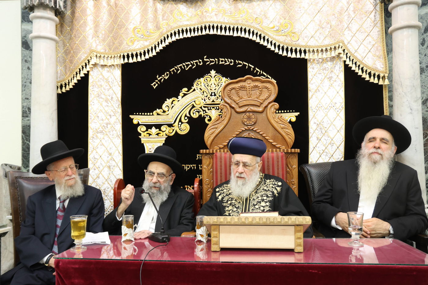 הראשל''צ הגאון רבי יצחק יוסף, בשיעורו השבועי בבית הכנסת היזדים