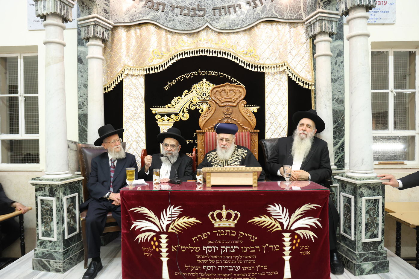 הראשל''צ הגאון רבי יצחק יוסף, בשיעורו השבועי בבית הכנסת היזדים