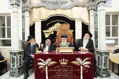 הראשל''צ הגאון רבי יצחק יוסף, בשיעורו השבועי בבית הכנסת היזדים