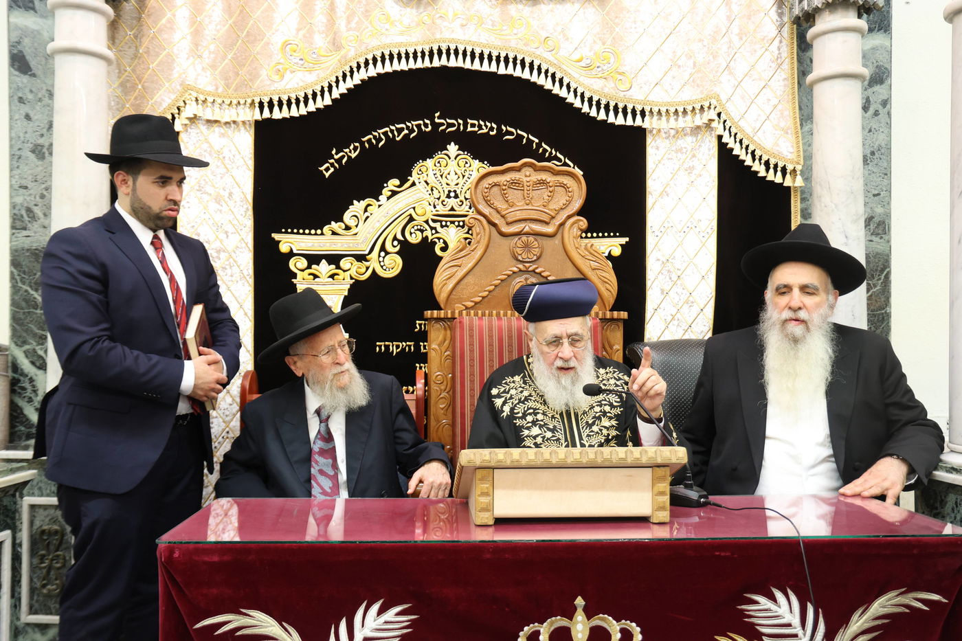 הראשל''צ הגאון רבי יצחק יוסף, בשיעורו השבועי בבית הכנסת היזדים