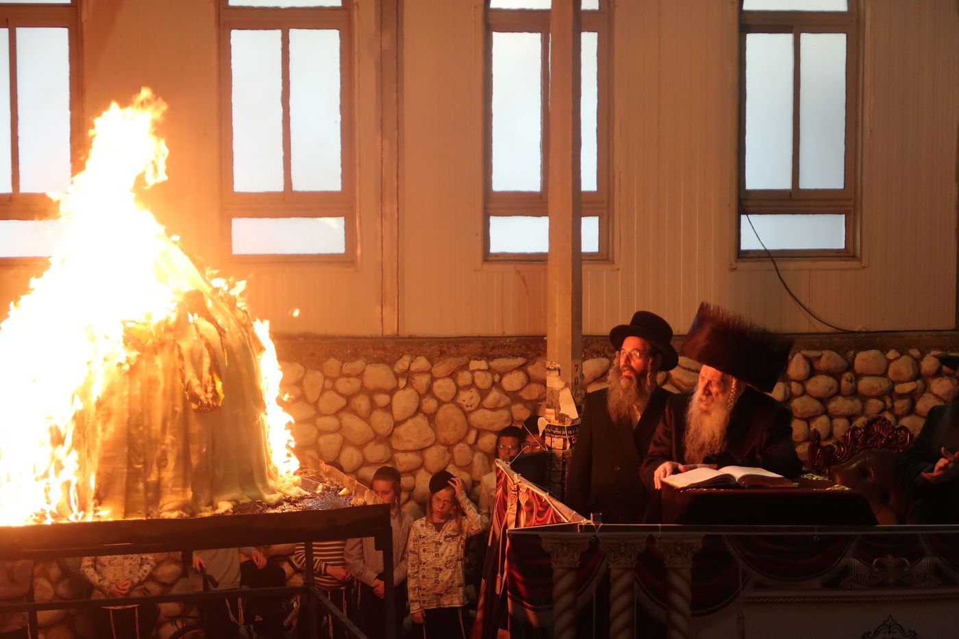 מעמד ההדלקה בחצה"ק טשארנאביל