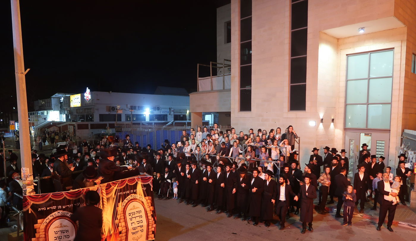 מעמד ההדלקה בחצה"ק טשארנאביל